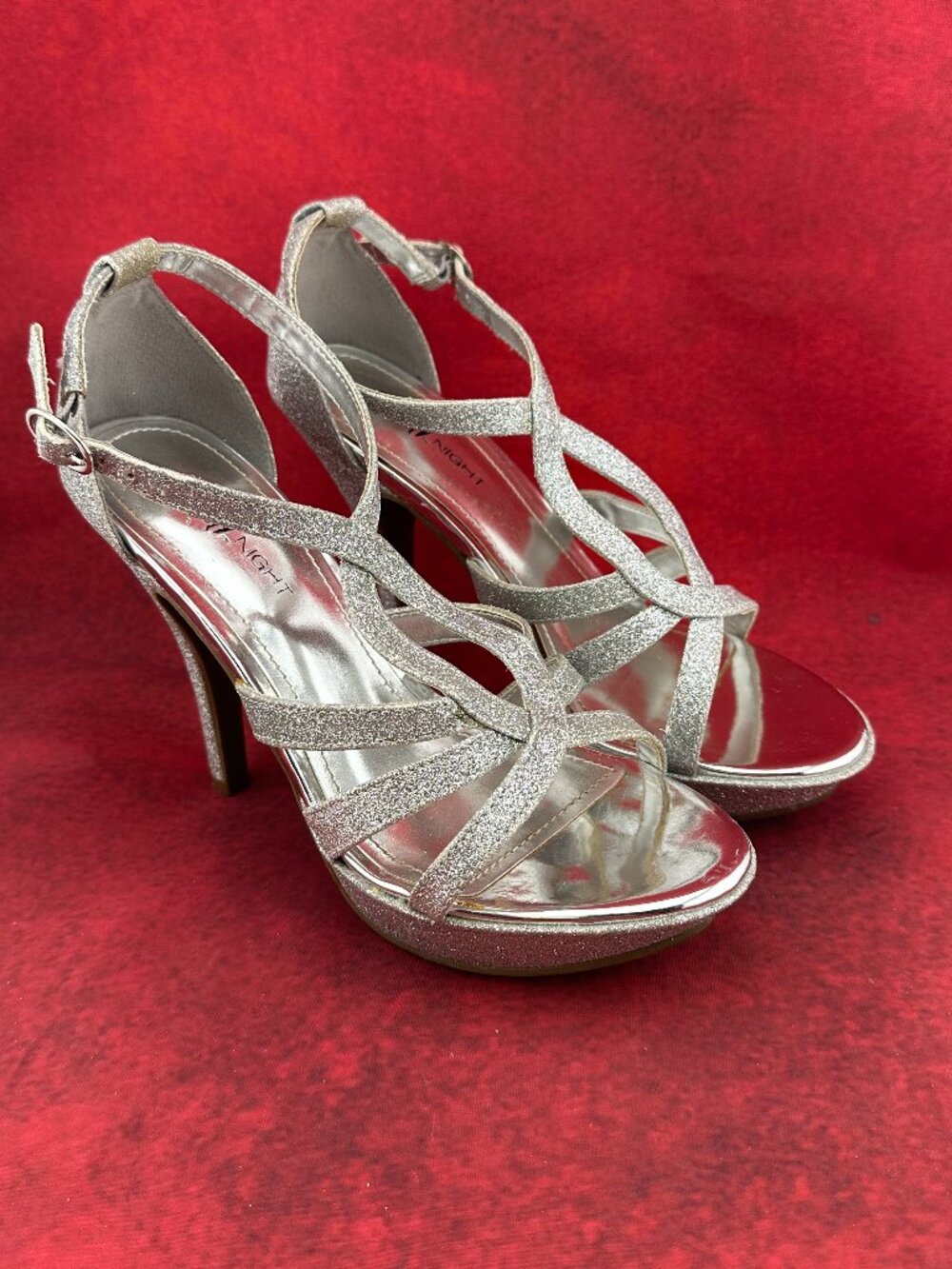 FIONI NIGHT SILVER GLITTER OPEN-TOE BUCKLE STILETTO HEEL WOMEN'S SHOES SIZE 6